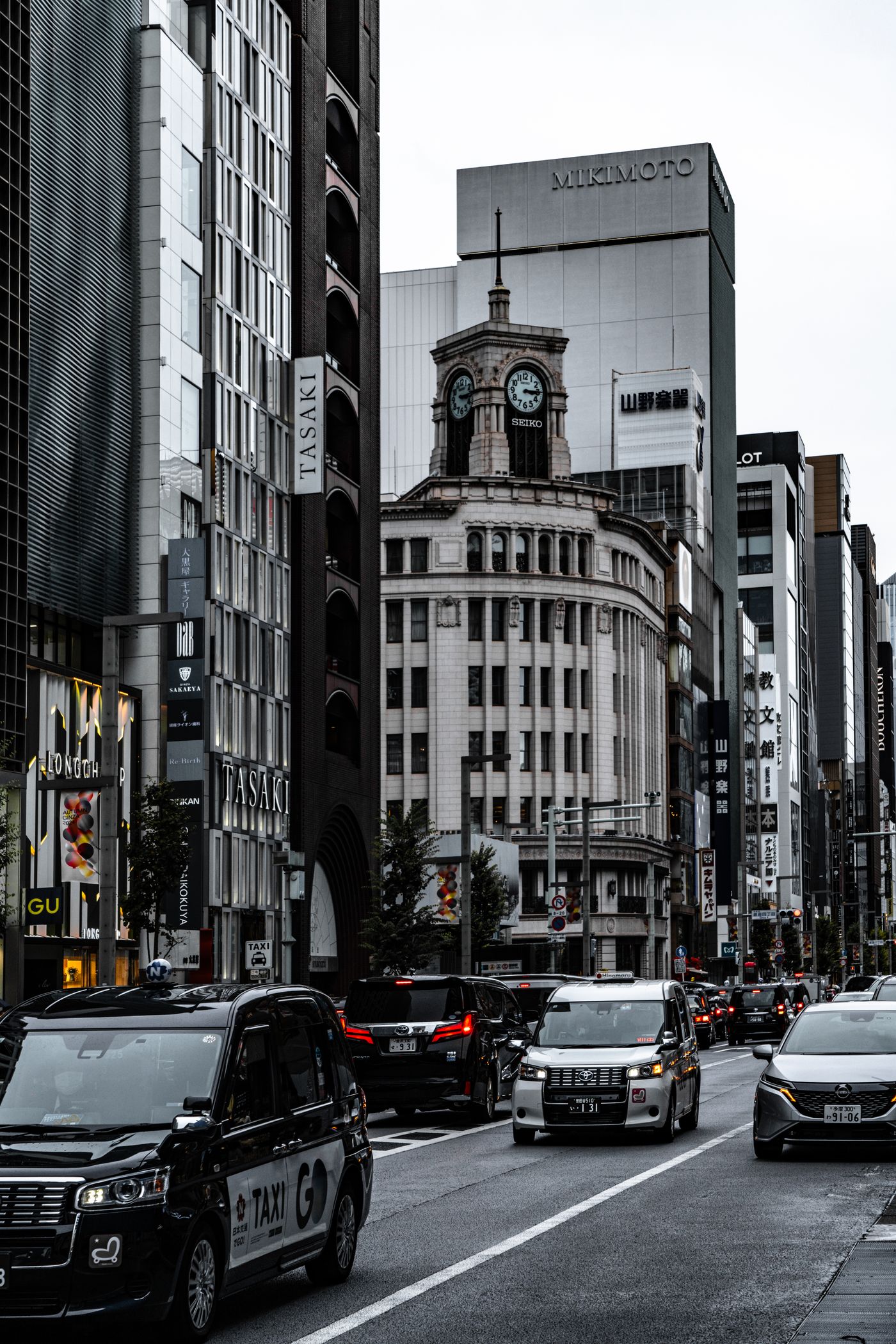 銀座の和光時計塔とにぎやかな街並み