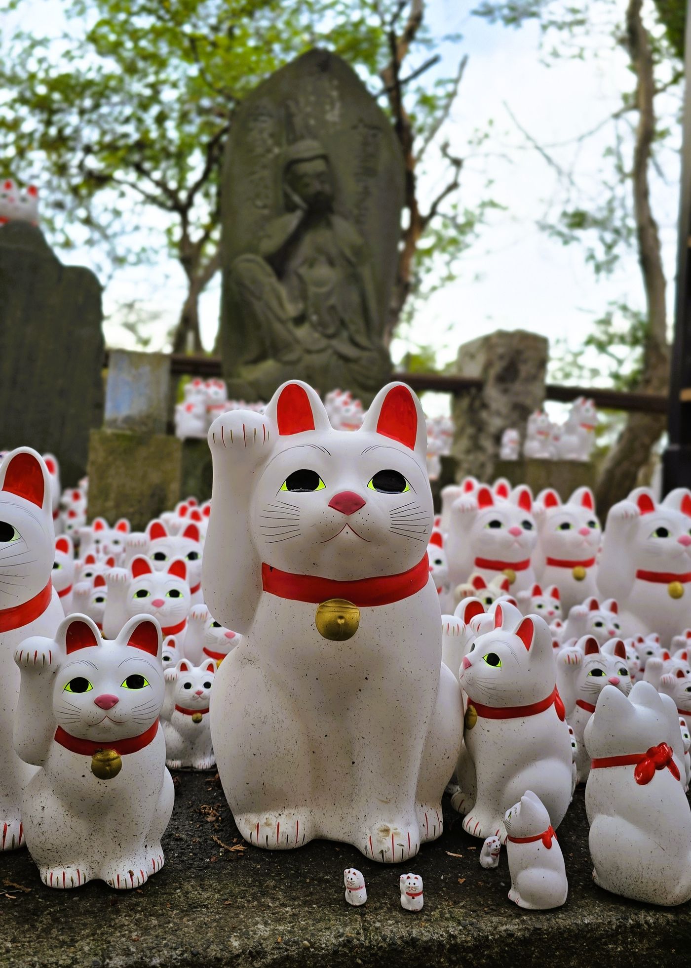 世田谷区の豪徳寺に並ぶ招き猫の置物