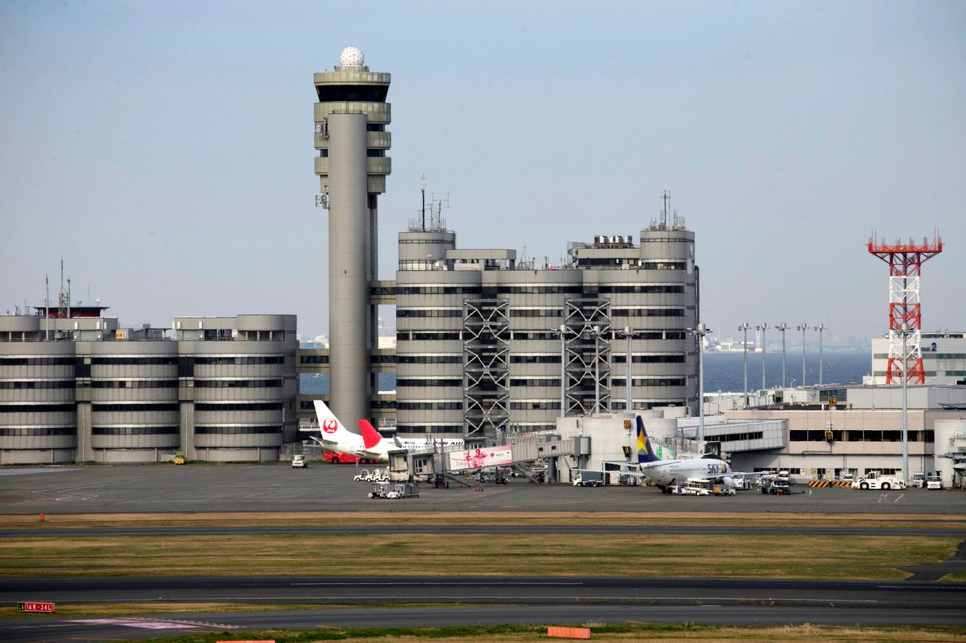 羽田空港の滑走路と航空機、ターミナルが見える景色