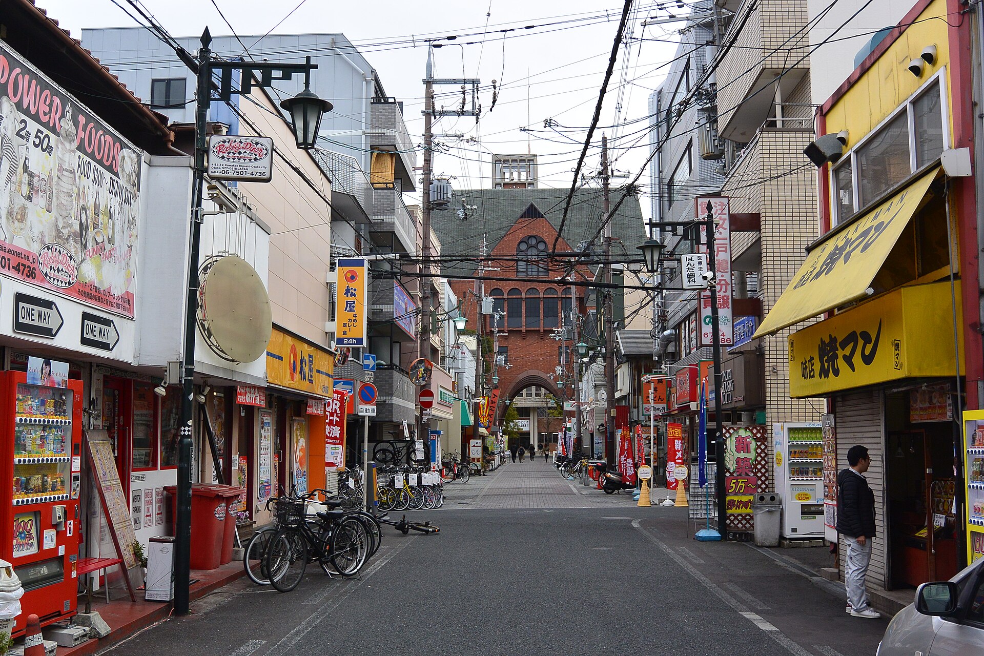 国立市の大学通りと並木の街並み