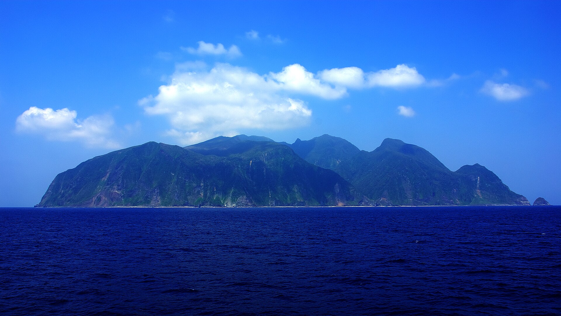 海から見た御蔵島の緑濃い島影