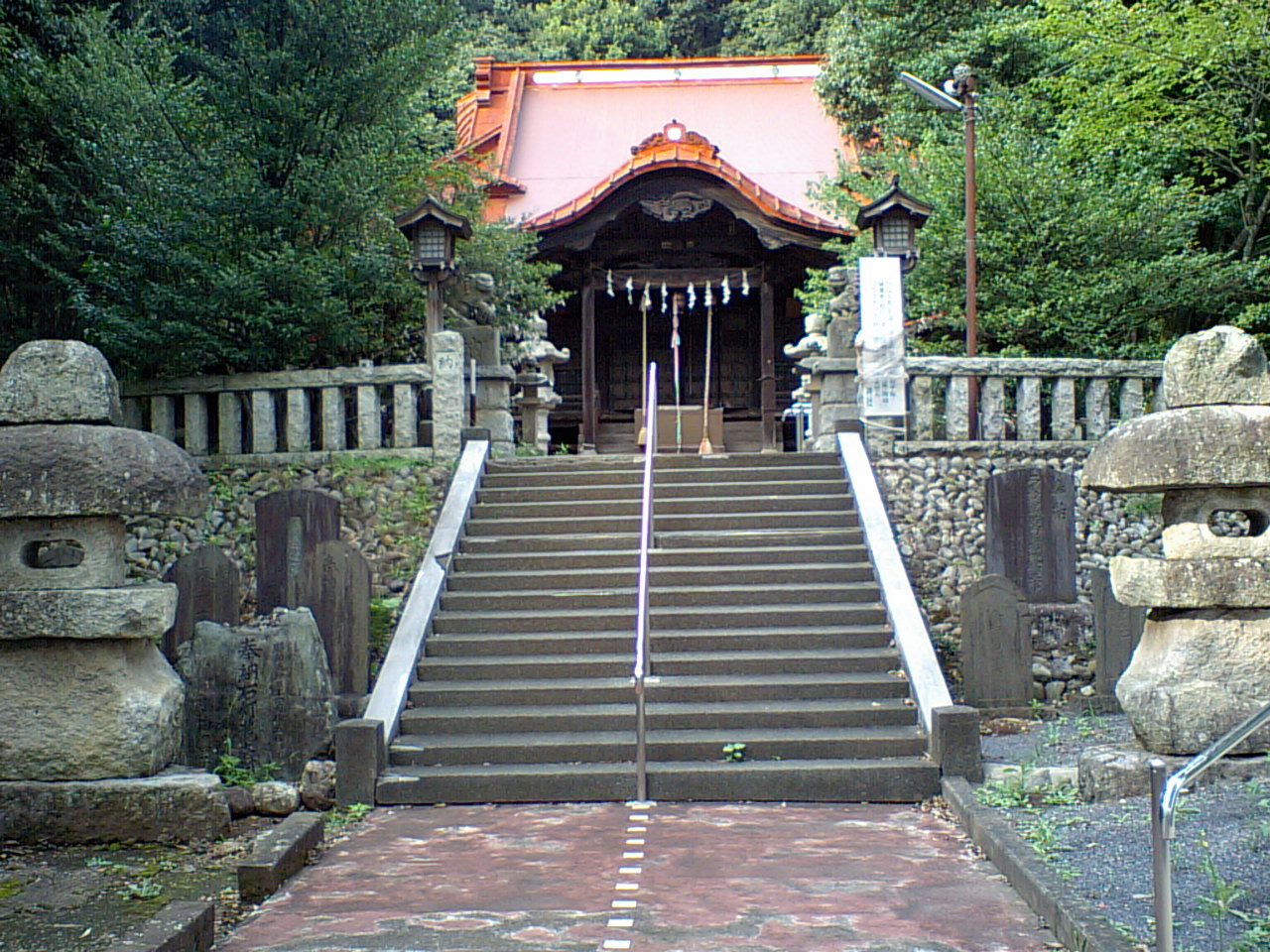 瑞穂町の阿豆佐味天神社の拝殿