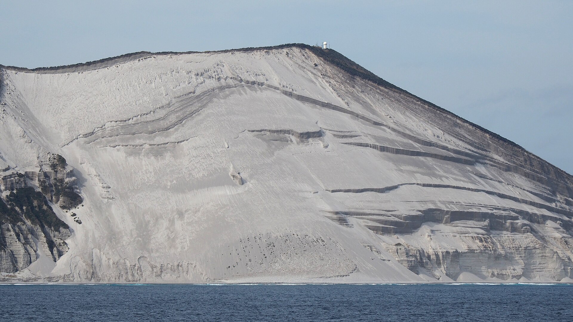 新島の東側にある白ママ断崖と海岸の景色