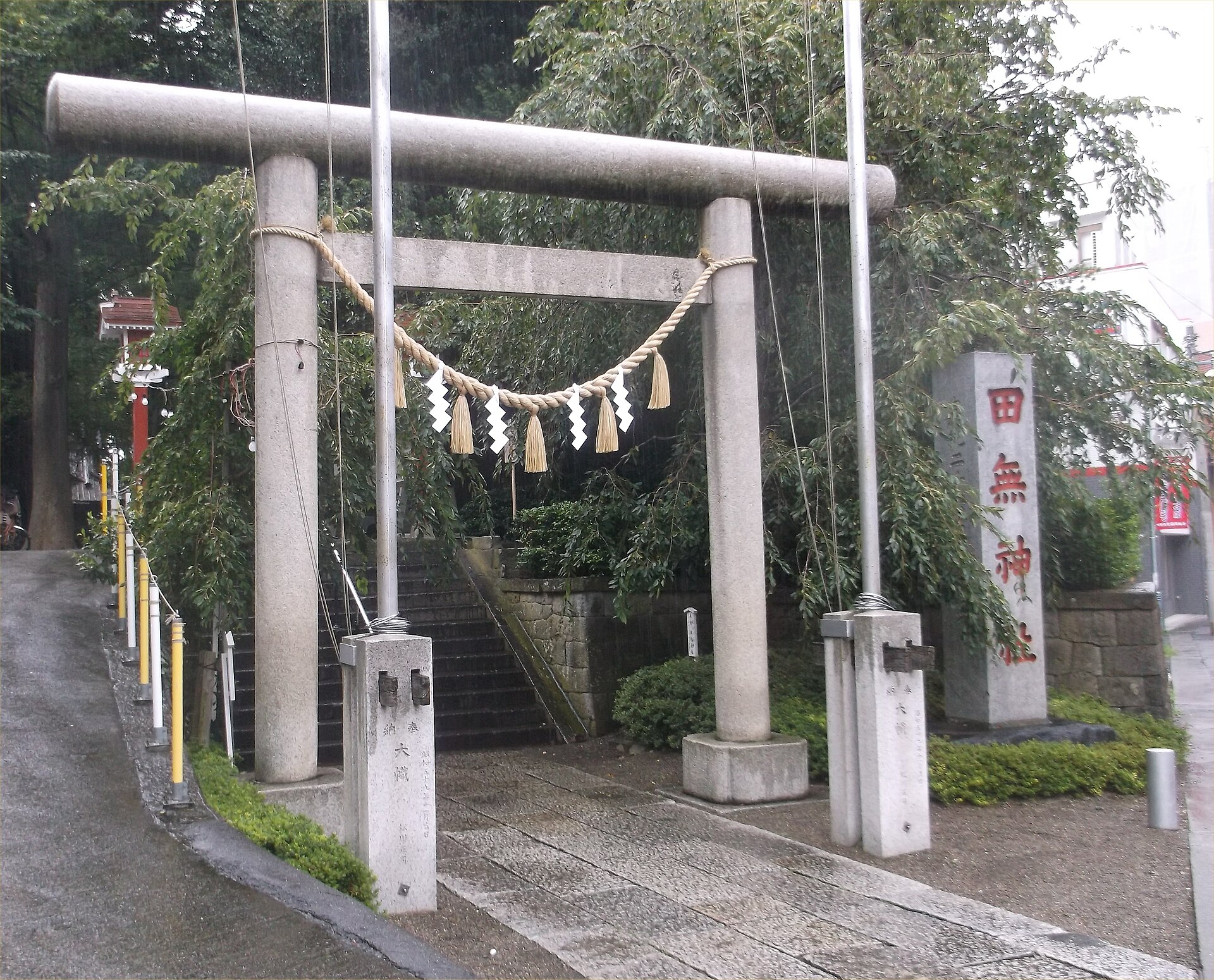 西東京市田無町にある田無神社の入口