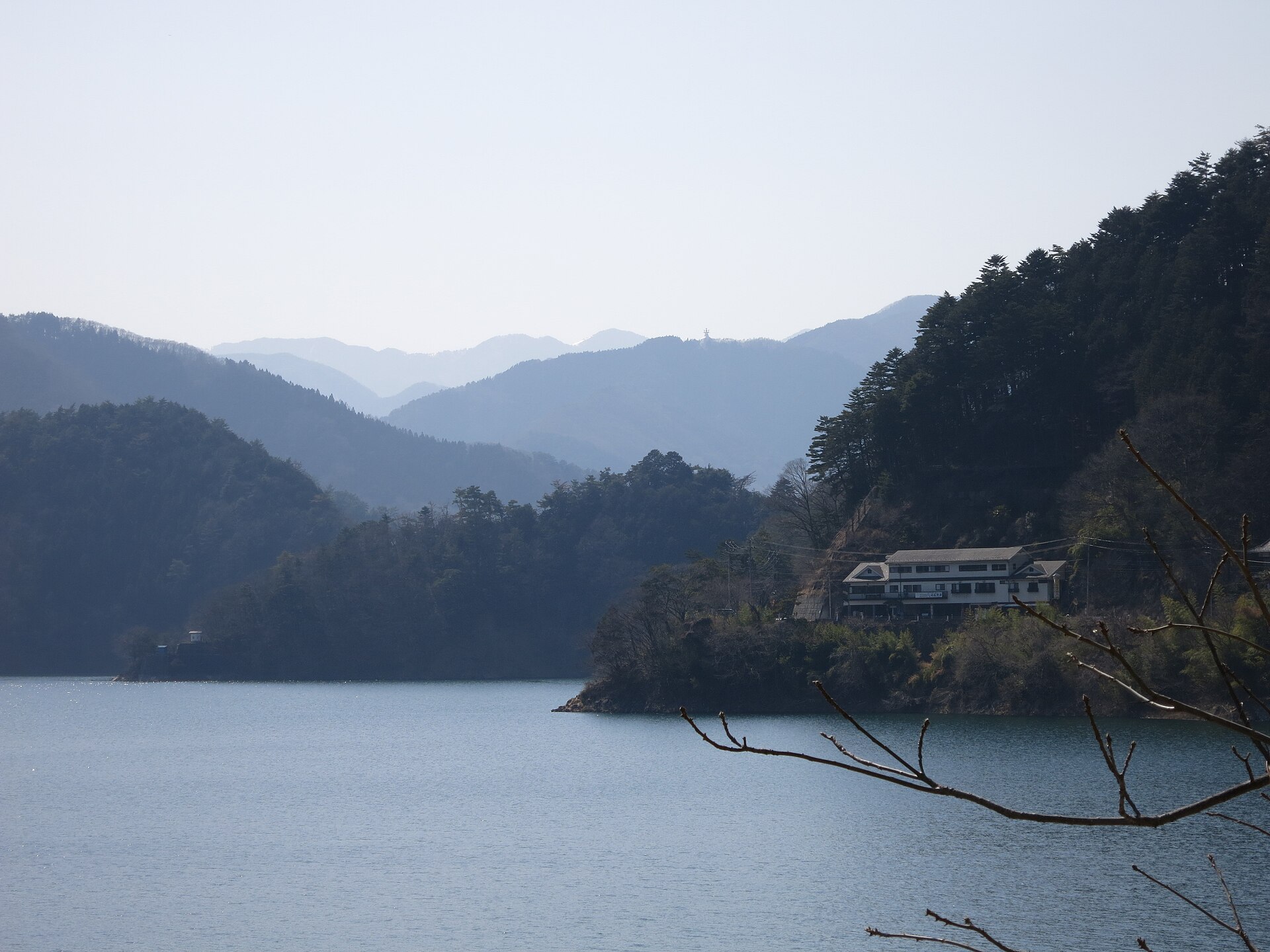 奥多摩町の奥多摩湖と山並みが広がる景色