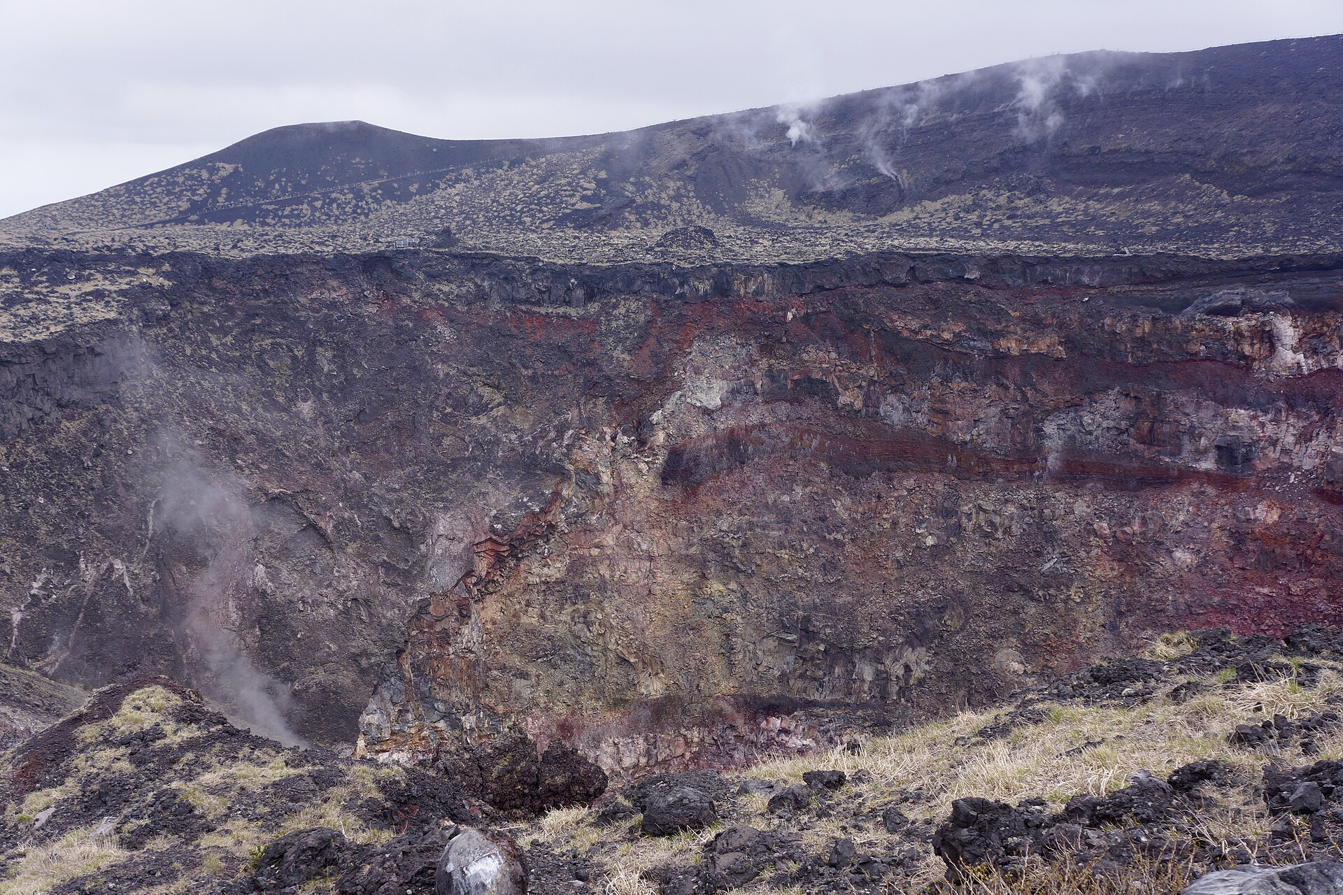伊豆大島の三原山の火山地形と広い空