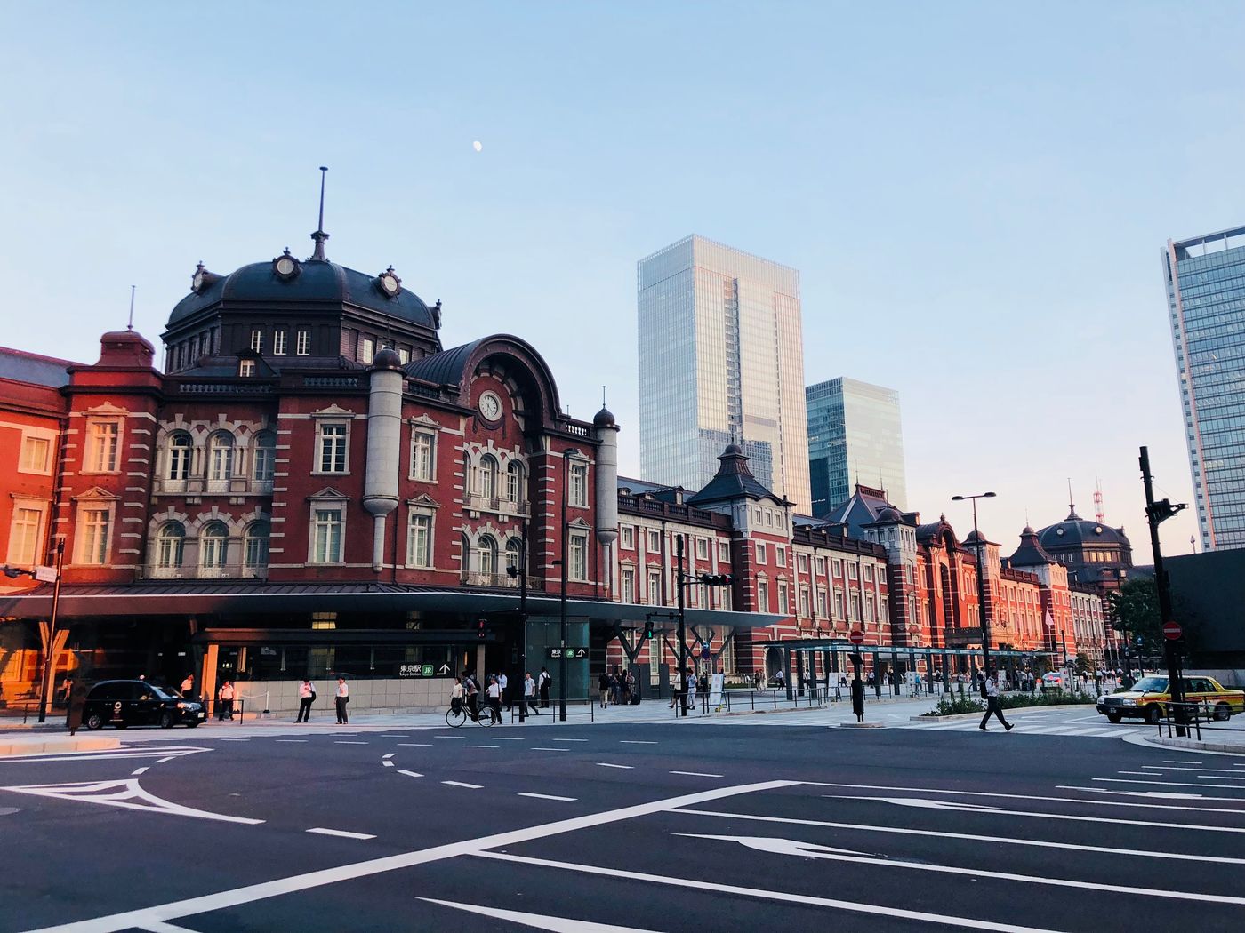 夕暮れの東京駅丸の内駅舎と周辺の街並み