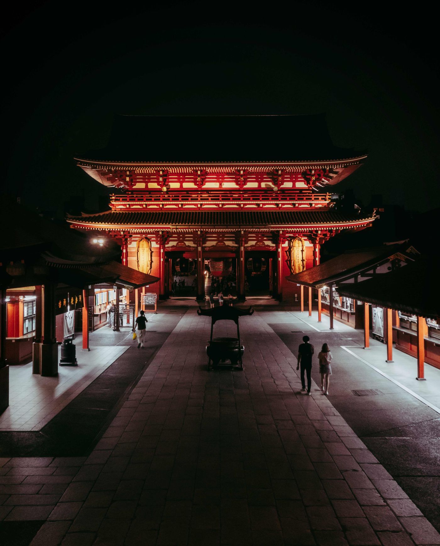 夜にライトアップされた浅草寺周辺の景色