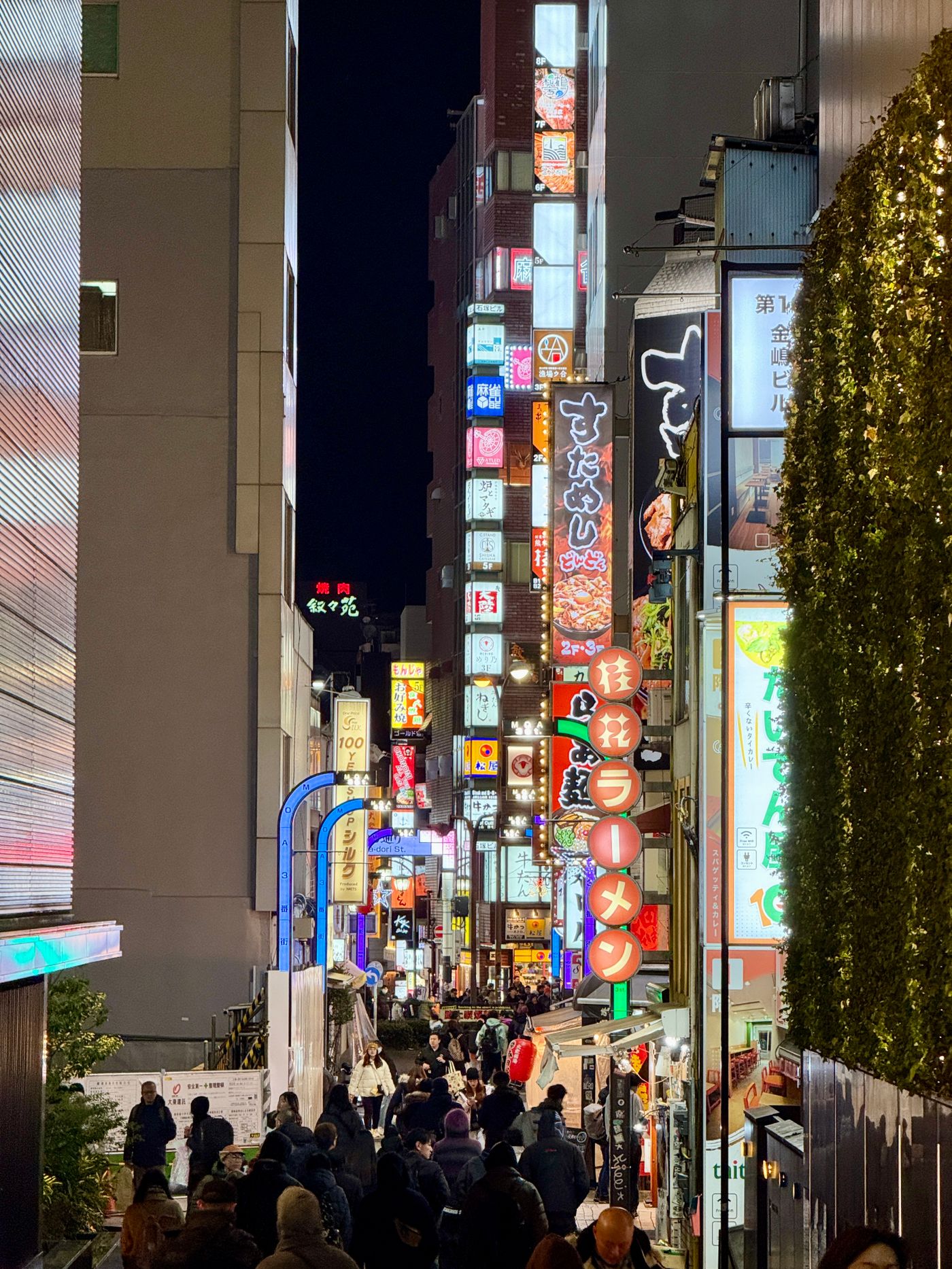 新宿の夜にネオンが光るにぎやかな街並み