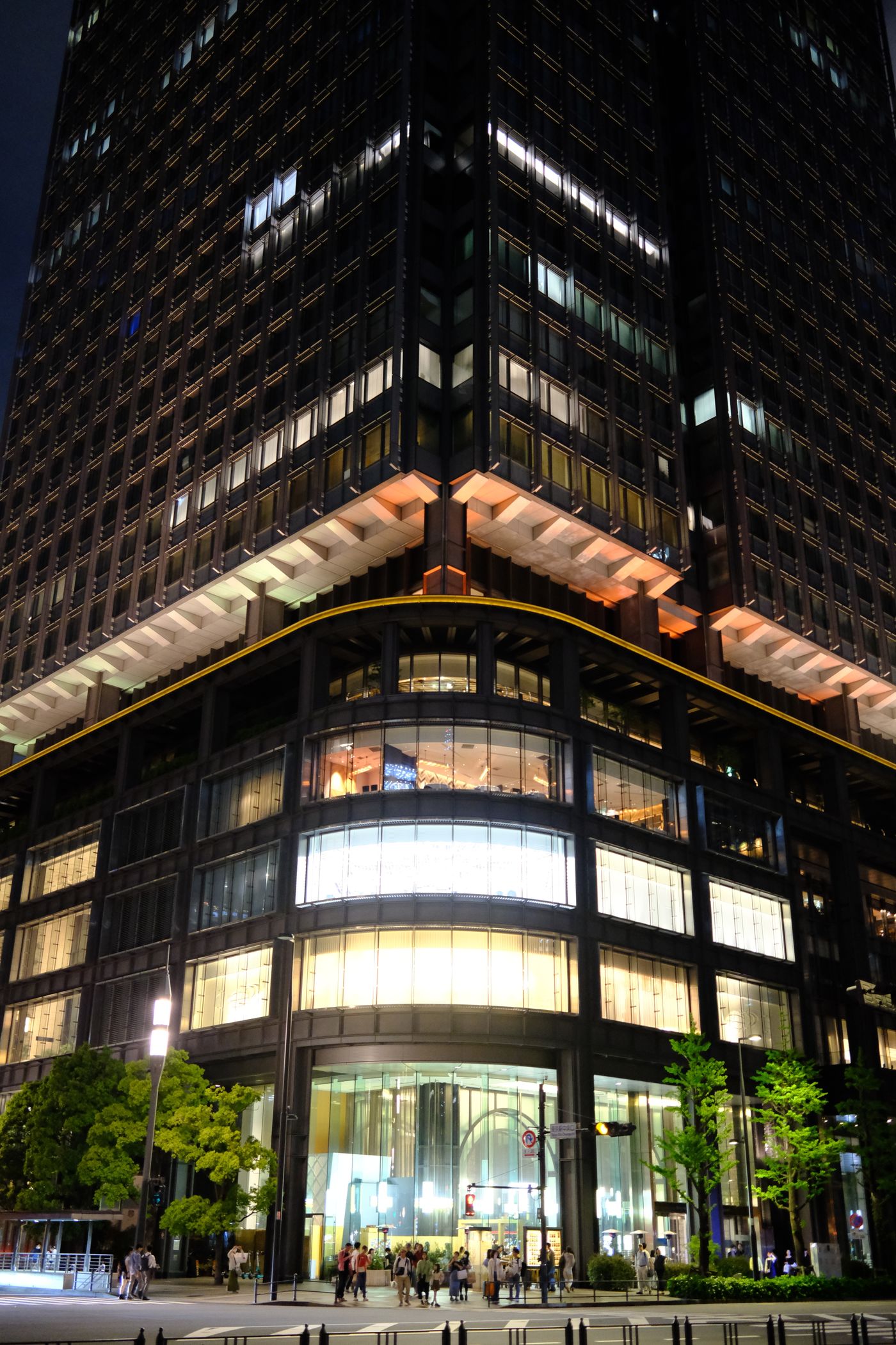 夜の丸の内ビル周辺の明かりと東京の都市景観