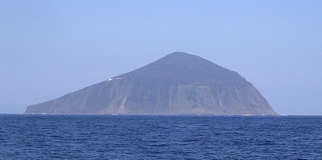 海上から見た伊豆諸島の利島の島影