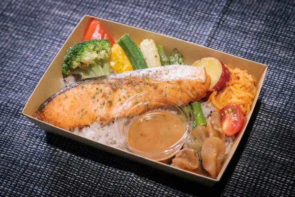 琥珀サーモンのおかず弁当