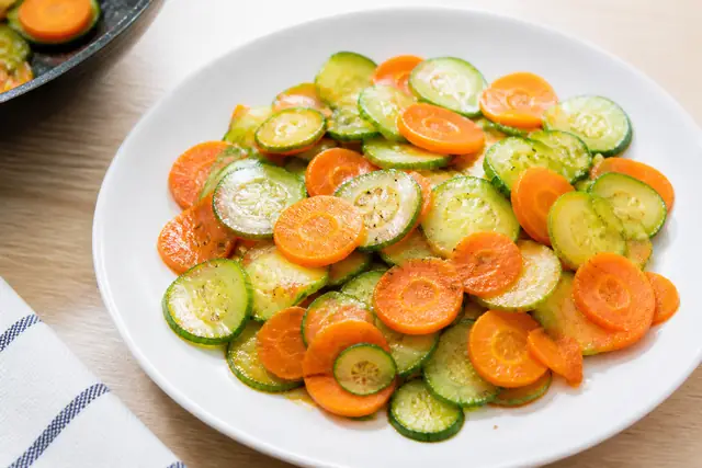 薄めの輪切り野菜を炒めた料理のイメージ
