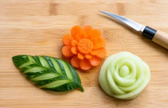 きゅうりの葉、にんじんの花、メロンの飾りをカービングしたイメージ