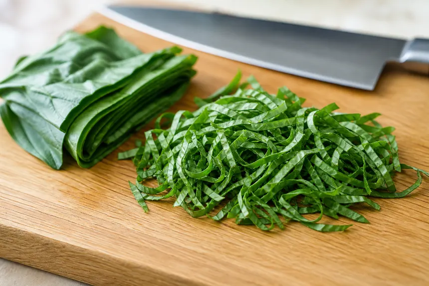 葉物野菜を重ねて細いリボン状のシフォナードに切ったイメージ