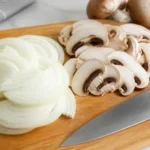 玉ねぎとマッシュルームを薄くエマンセに切ったイメージ