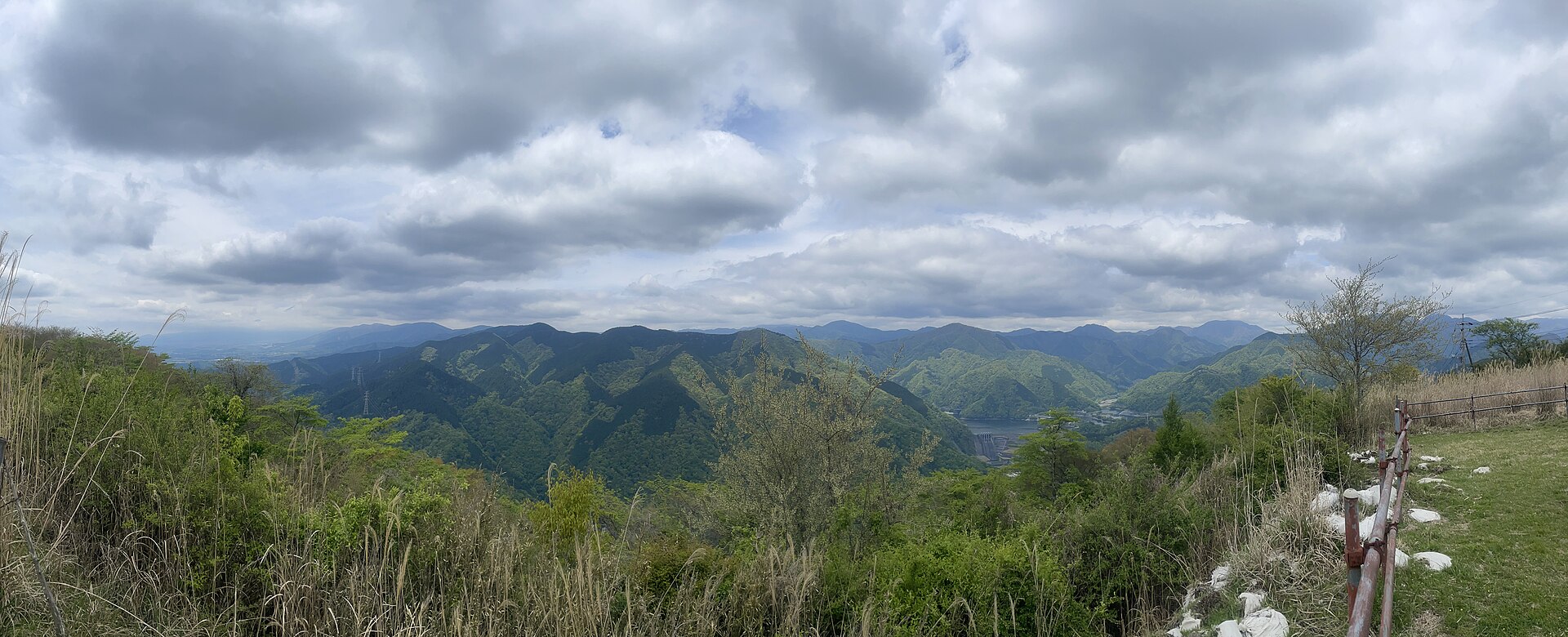 山北町の大野山から見る丹沢湖方面