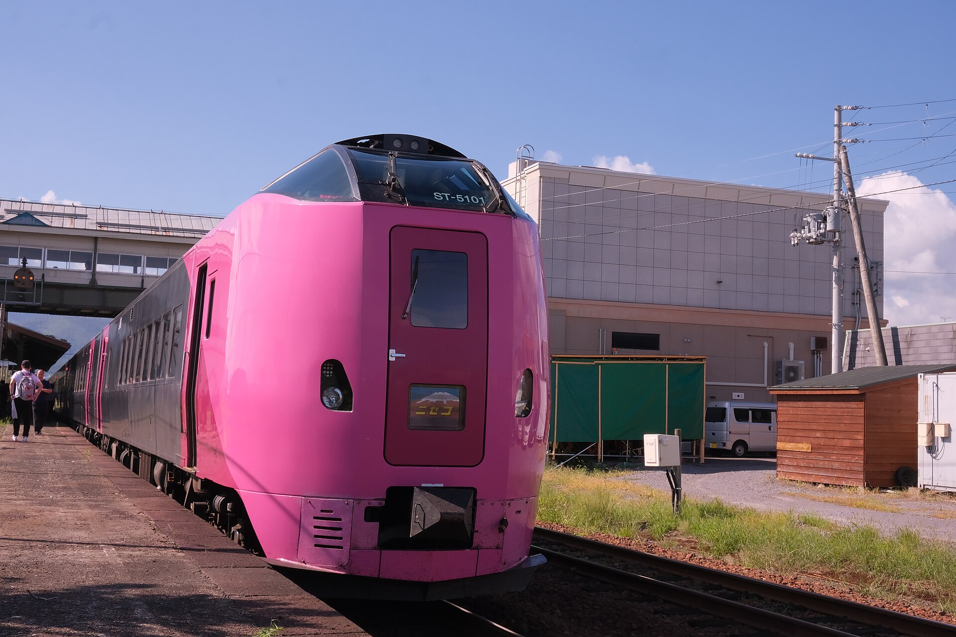 余市駅に停車する列車
