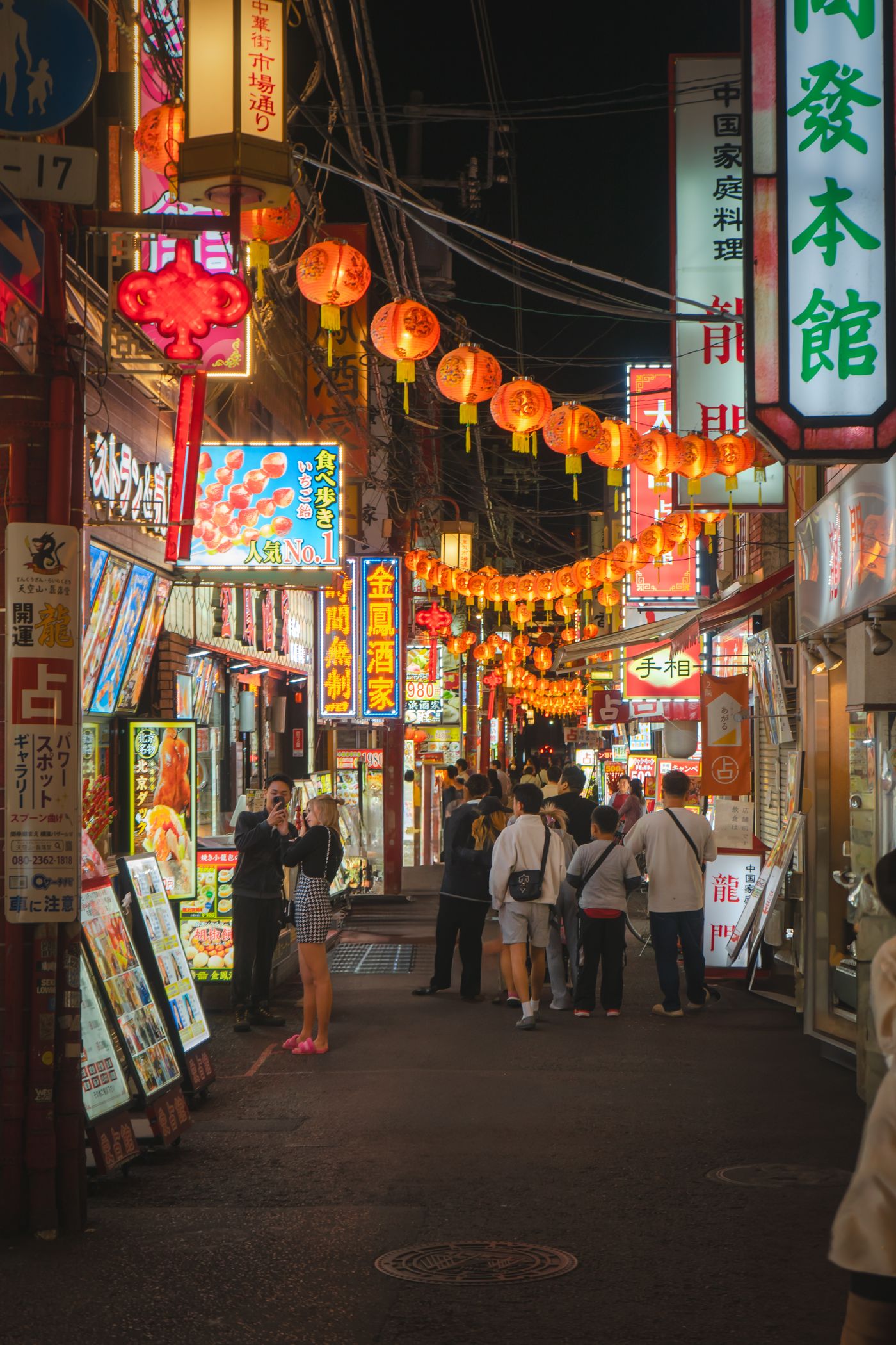 夜の横浜中華街の通りと赤い提灯