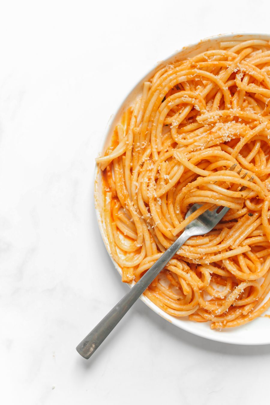 トマトソースのスパゲッティを盛った皿