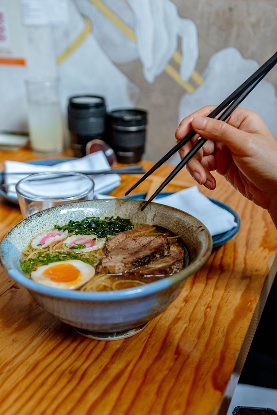 箸を添えたラーメンの器