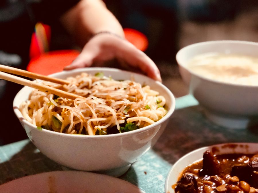 もやしを添えた中華麺の器