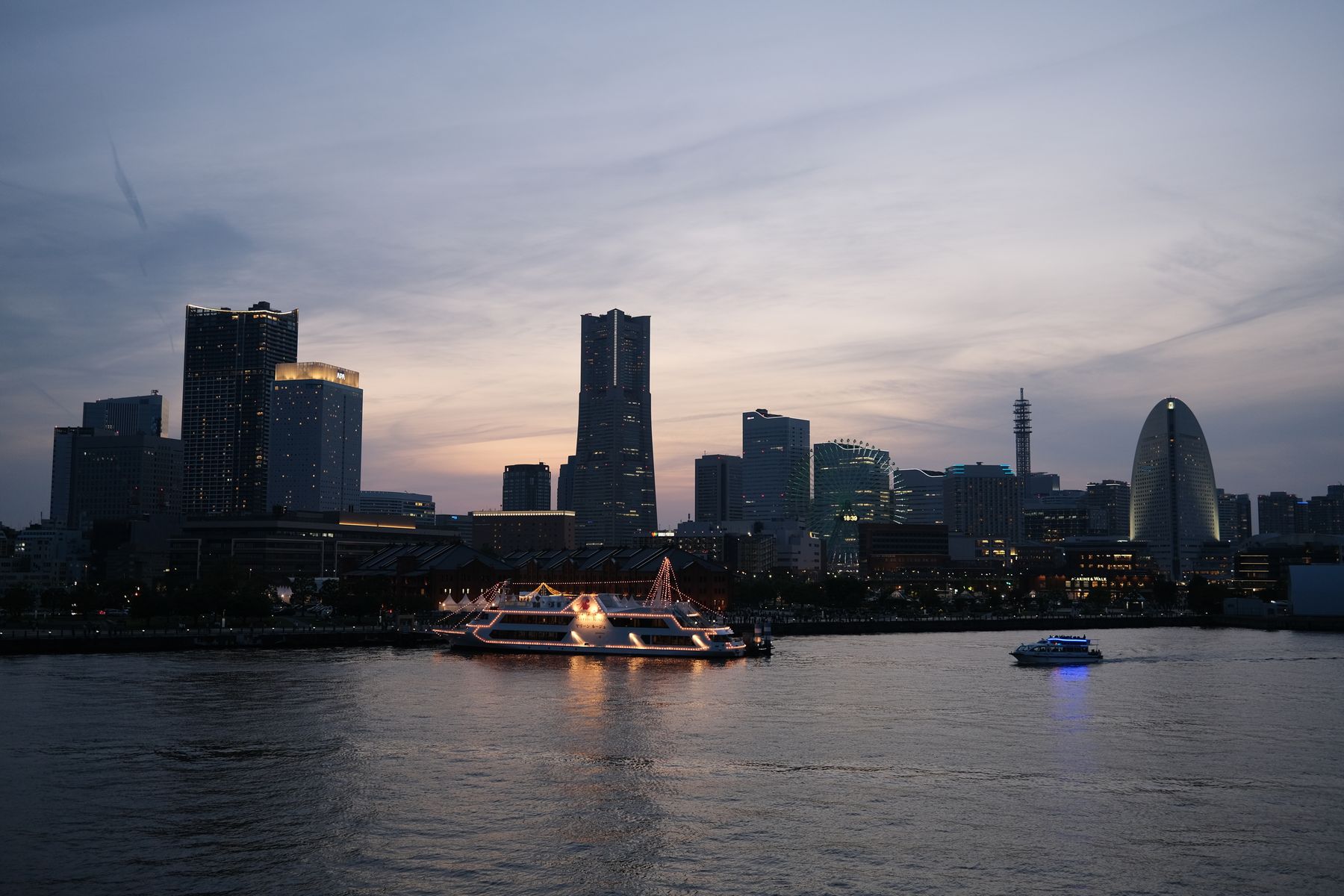 夕暮れのみなとみらいと横浜港の街並み