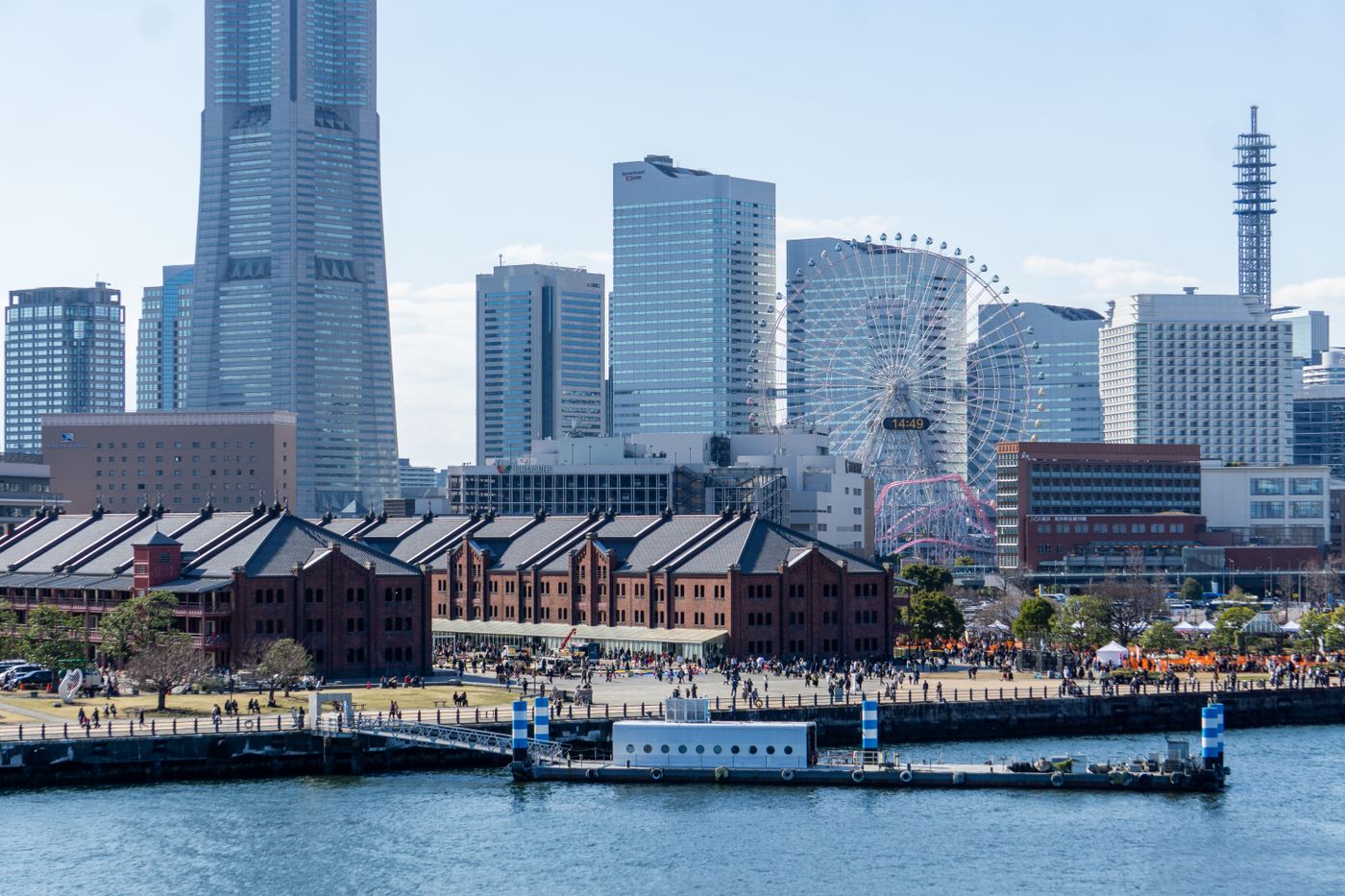 横浜赤レンガ倉庫とみなとみらいの街並み
