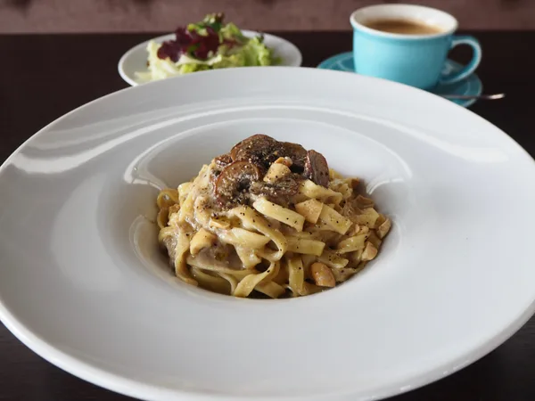 六甲シャンピニオンのクリームパスタ