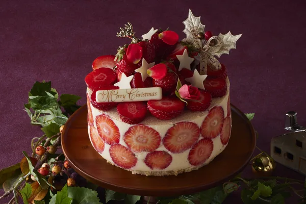 博多あまおうを40粒以上使用した「あまおう苺のたっぷりＸｍａｓケーキ」