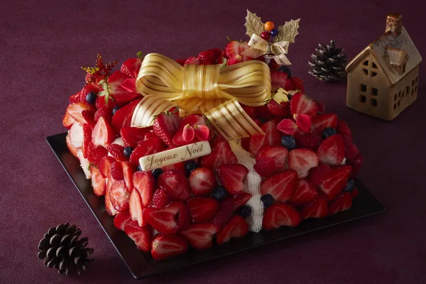国産苺約100個を敷き詰めた「XmasスペシャルBOXケーキ」