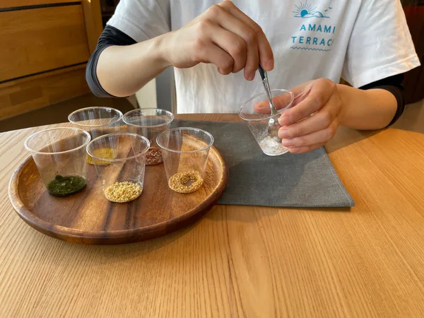 ハーブやスパイスを混ぜるブレンドソルトづくり