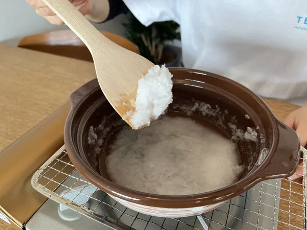 海水を鍋で煮詰める塩づくり体験