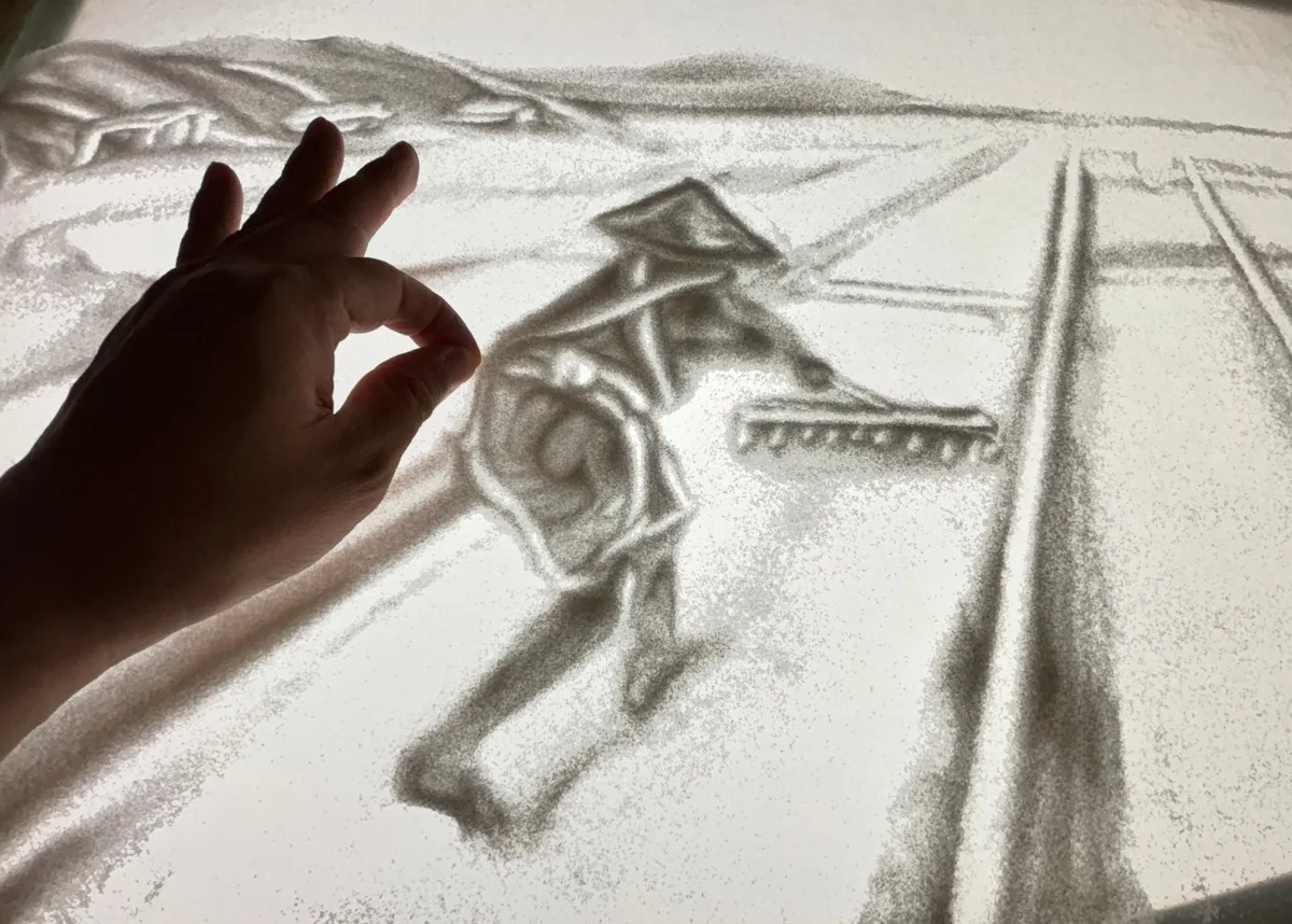 塩で赤穂の風景を描くソルトアート