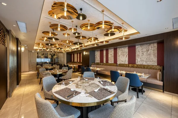 テーブルを配した中国料理店の店内