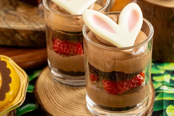 うさぎの耳が飛び出したチョコレートショートケーキ