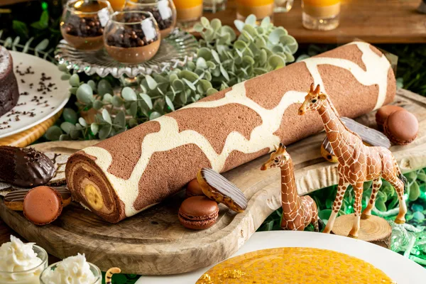 キリンの飾りが付いたバナナロールケーキ