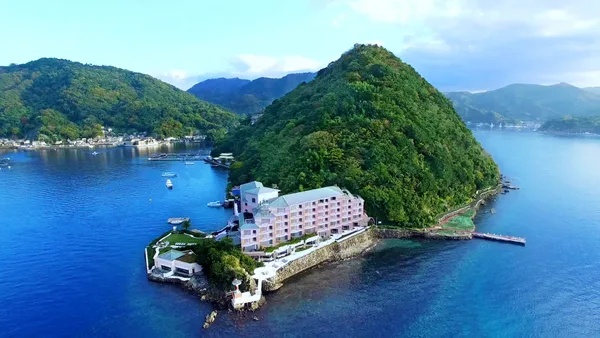 駿河湾に浮かぶ淡島と淡島ホテル