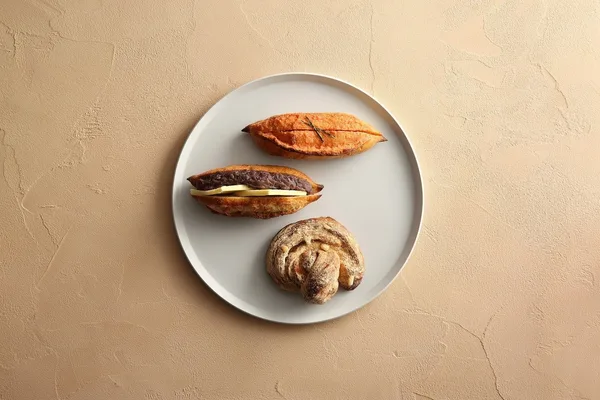 あんバターフランスやカルダモンロールなどのパン