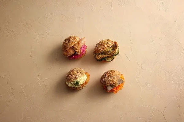 季節や素材に合わせた総菜パン