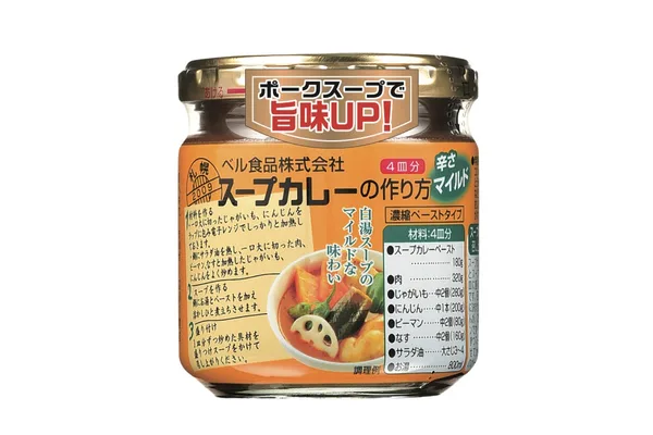 オレンジ色のラベルの瓶。上部に「ポークスープで旨味UP！」のシールが貼られ、「スープカレーの作り方 辛さマイルド 4皿分」と書かれている