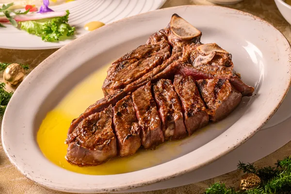 USDA プライム熟成肉のTボーンステーキ