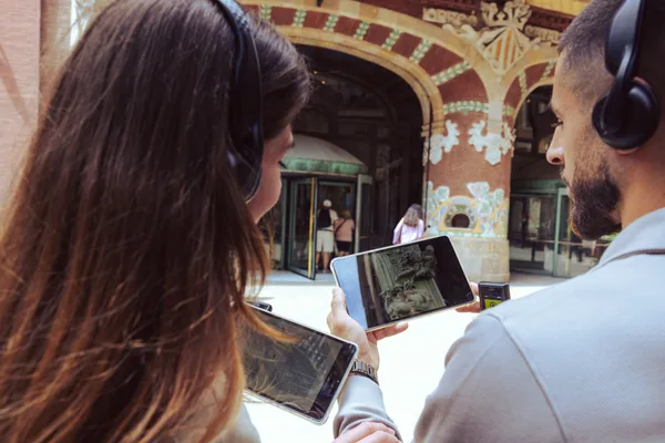 iPadを使ったカタルーニャ音楽堂の見学