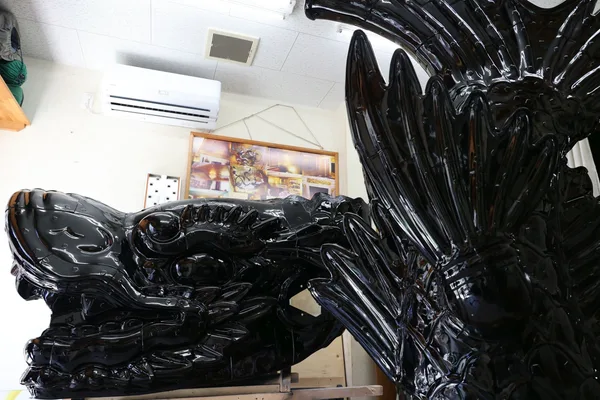 黒色の下地塗装を施したしゃちほこ
