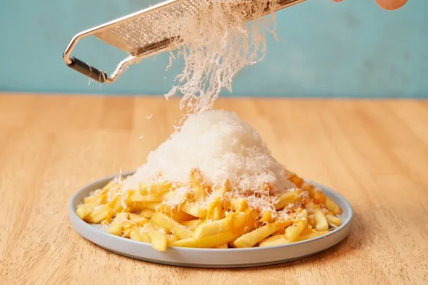 削りたてチーズをかける生パスタ