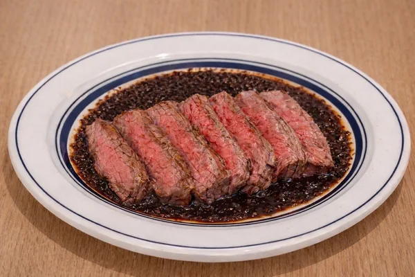 牛赤身肉のステーキ