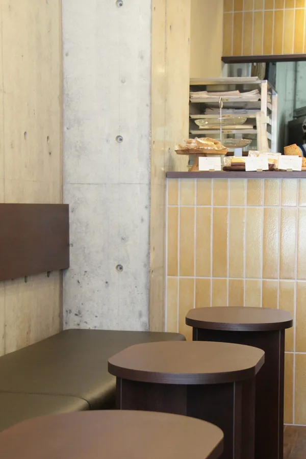 黄色いタイルを取り入れたCOCCO CAFE Mitaの客席