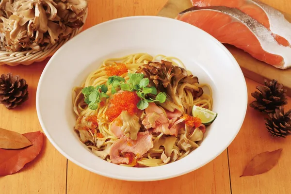 秋鮭と舞茸、とびこ、すだちを添えたバター醤油パスタ