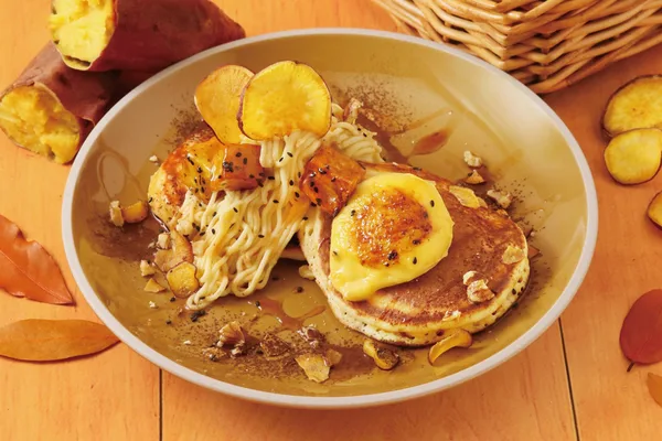 焼き芋モンブランとクレームブリュレを重ねたパンケーキ