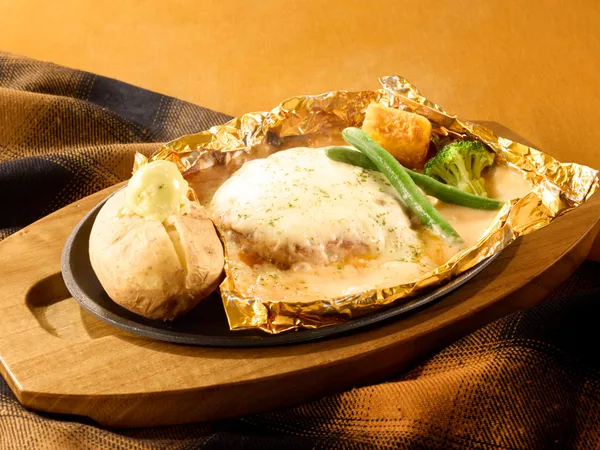 7種チーズのフォンデュ風包み焼きハンバーグ